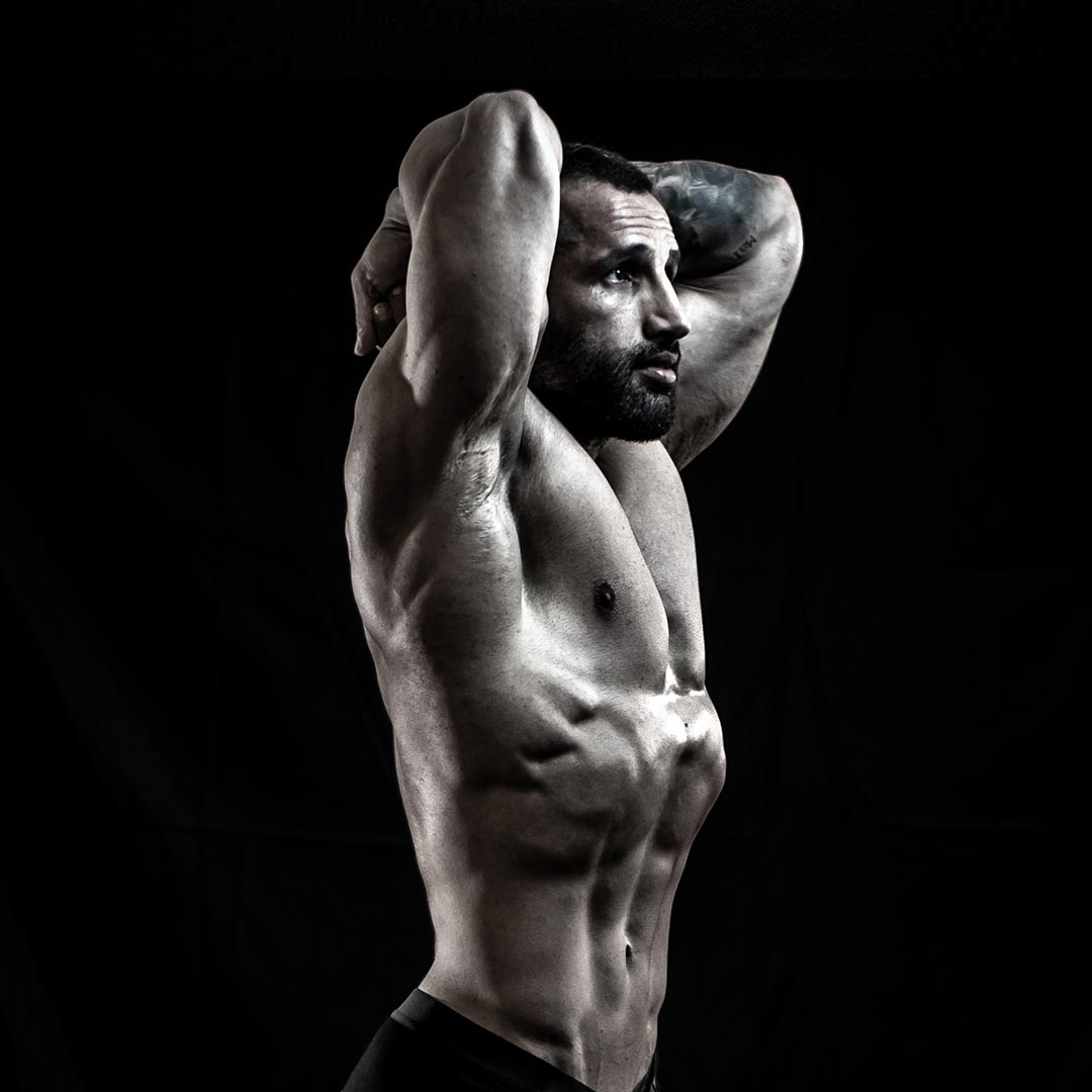 Najeeb, der seine Rückenmuskulatur anspannt